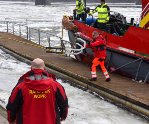 Lodołamacze na Wiśle w Toruniu. Kruszyły lód i pomogły uratować pomost
