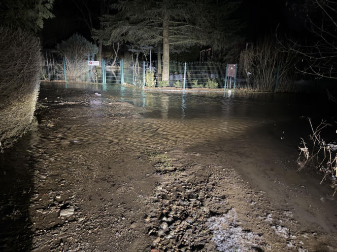 Wkra powyżej poziomu alarmowego. Na miejsce ruszyli strażacy