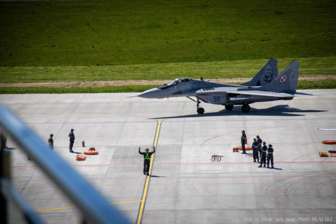 Myśliwce MiG-29 w Gdyni. Piloci rozpoczęli intensywne szkolenie na wybrzeżu