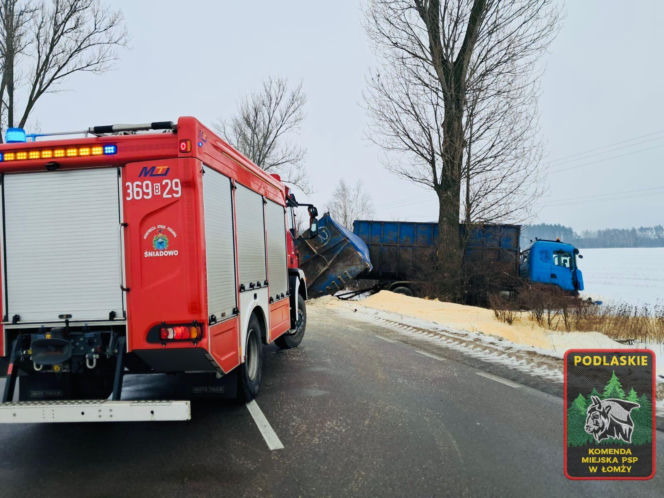 Zderzenie osobówki i pojazdu ciężarowego pod Łomżą. Jedna osoba trafiła do szpitala