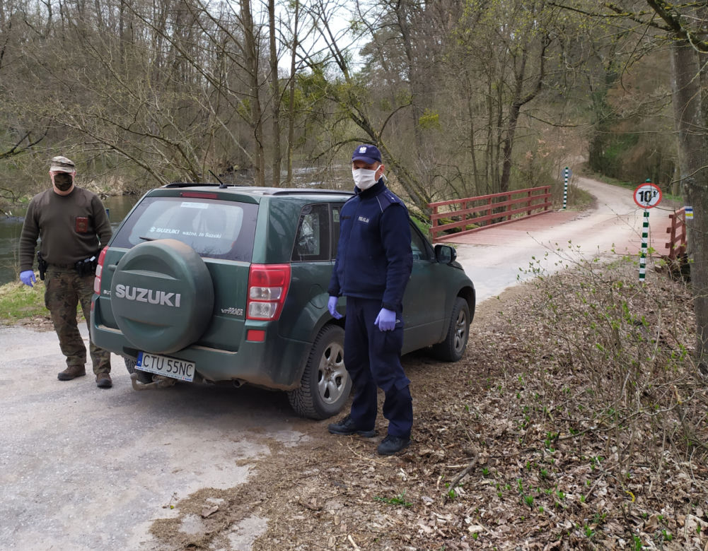 Koronawirus. Policja i straż leśna patrolują lasy