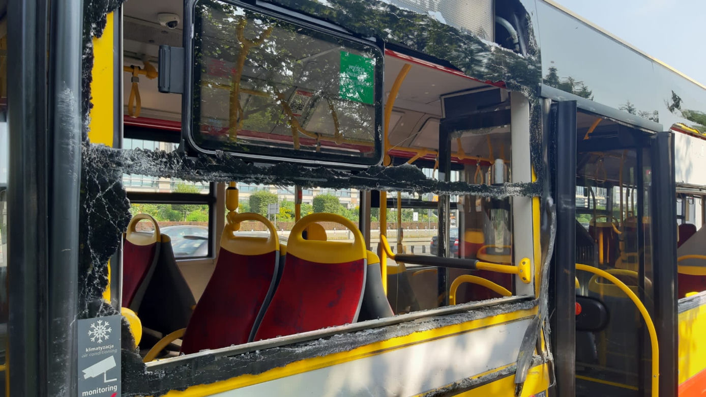 Ciężarówka zmasakrowała autobus miejski. Makabra na drodze w Warszawie!