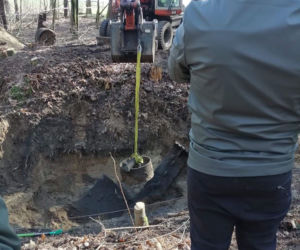 Niesamowite odkrycie w lesie! Z ziemi wykopali zabytkowy czołg