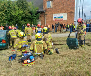 Drezyna uderzyła w samochód. Wielka akcja służb na przejeździe w Ostrowie [ZDJĘCIA]