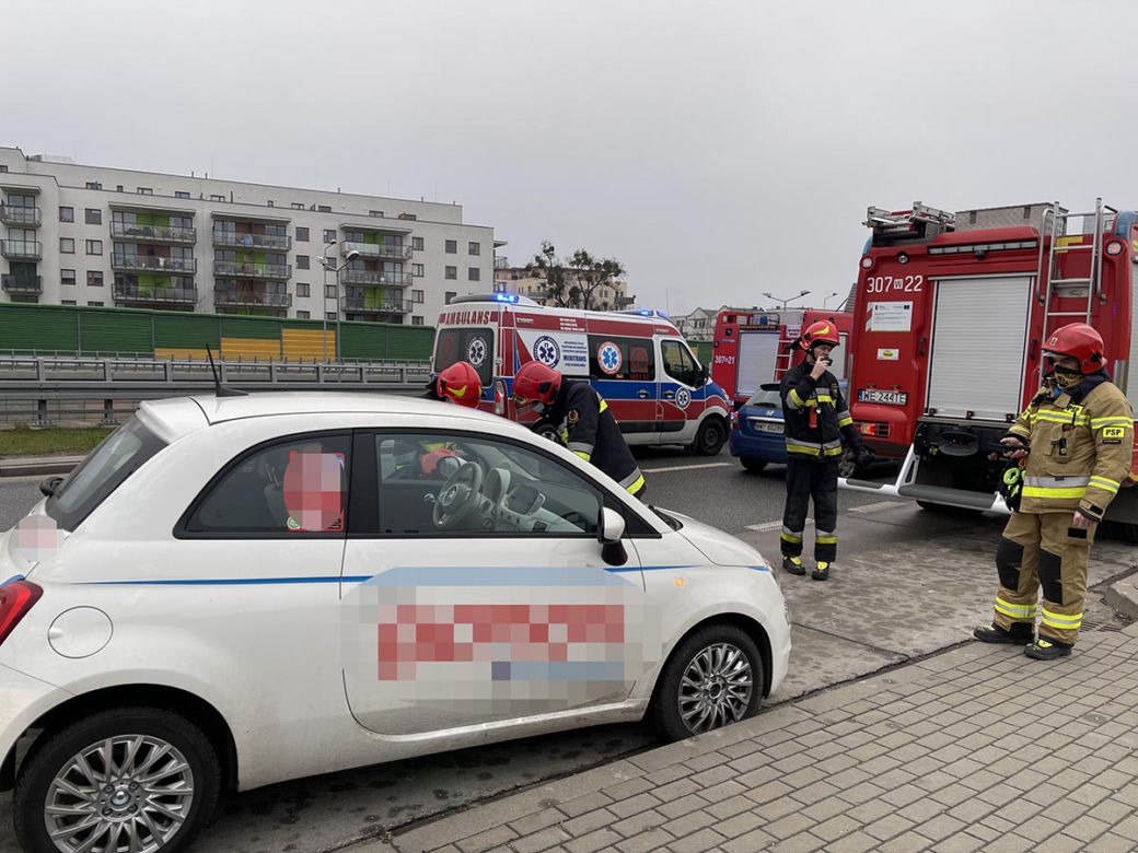 Pijany wsiadł za kółko. Zderzył sie z krawężnikiem