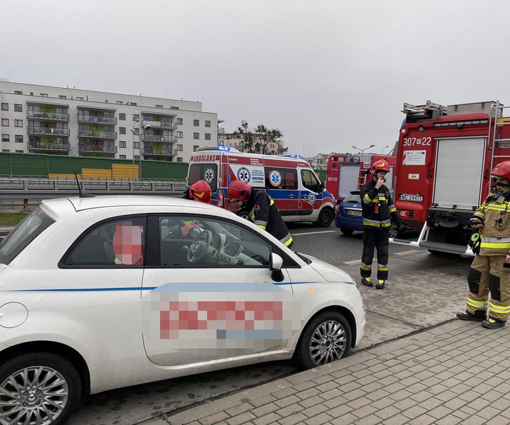 Pijany wsiadł za kółko. Zderzył sie z krawężnikiem