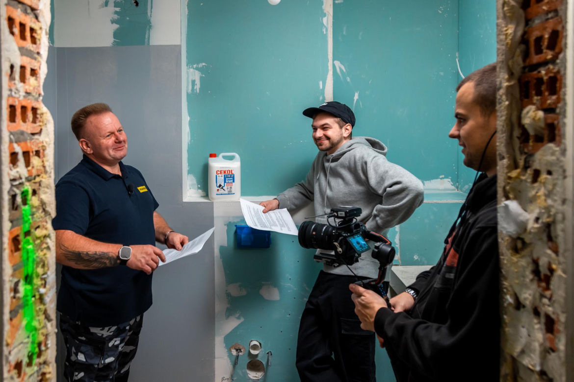Jak układać płytki na ścianie? Backstage z nagrania "Murator Remontuje"