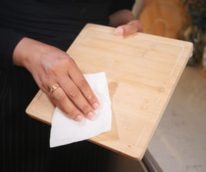 Jak korzystać z deski do krojenia? Większość osób popełnia błąd, który może przepłacić zdrowiem. Lekarka tłumaczy, ile desek jest warto mieć w kuchni