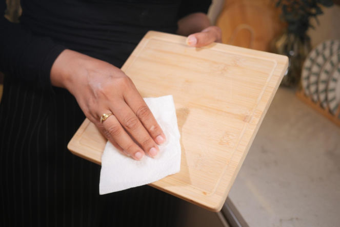 Jak korzystać z deski do krojenia? Większość osób popełnia błąd, który może przepłacić zdrowiem. Lekarka tłumaczy, ile desek jest warto mieć w kuchni