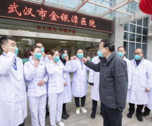 Uwięzieni w Wuhan boją się głodu 