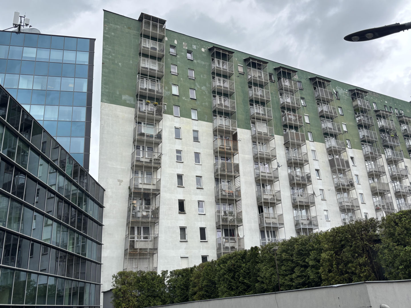 Krzywe balkony przy ul. G. Zapolskiej 42 w Krakowie