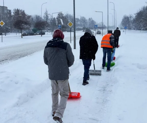Zagonili więźniów do odśnieżania śniegu