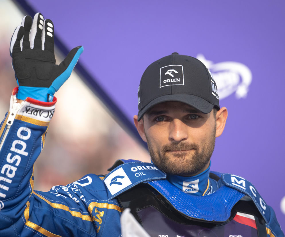 Bartosz Zmarzlik w stroju żużlowym macha ręką do kibiców. O wynikach na PGE Narodowym przeczytasz na SE Supersport.