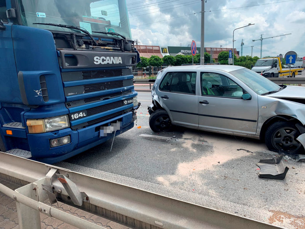  Tir staranował samochody w Błoniu