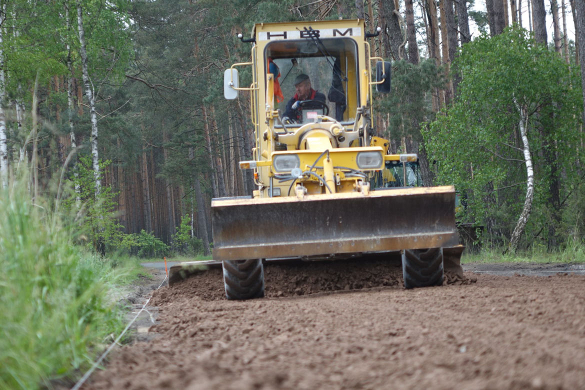 Gmina Bełchatów: Już za tydzień droga równa jak stół? Drogowcy uwijają się z naprawą  [FOTO]