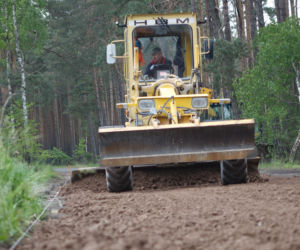 Gmina Bełchatów: Już za tydzień droga równa jak stół? Drogowcy uwijają się z naprawą  [FOTO]