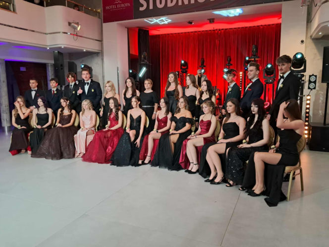 Tak bawili się maturzyści na studniówce skarżyskiego "Erbla". Kreacje jak z czerwonego dywanu