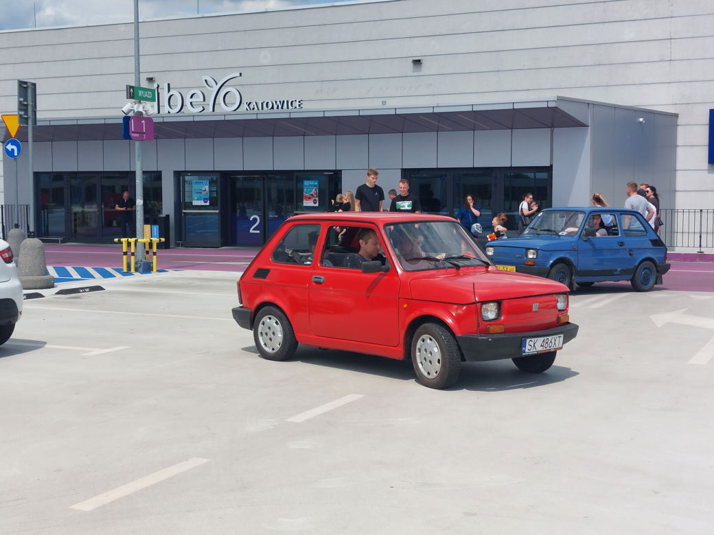 Zlot fiatów 126p w Galerii Libero w Katowicach
