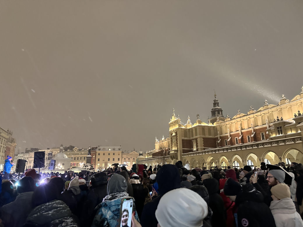 Choinka rozbłysła na Rynku Głównym. Tak wygląda Kraków w zimowej scenerii! 