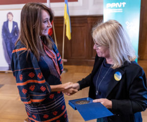 Dominika Kulczyk wręcza stypendia i otrzymuje medal