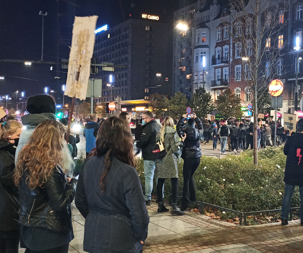 Protest kobiet w Katowicach. Ponad 20 tysięcy osób demonstrowało na rynku i katowickich ulicach. Takich tłumów Katowice jeszcze nie widziały [ZDJĘCIA, WIDEO]