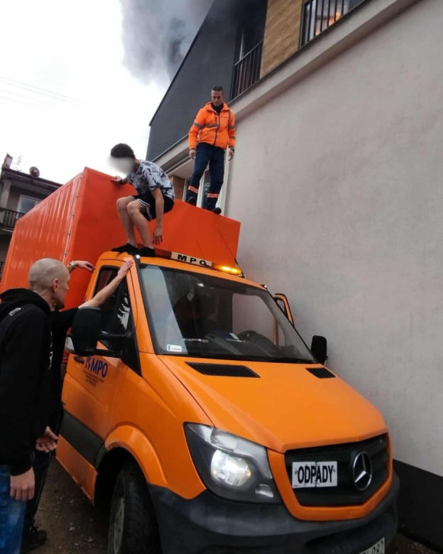 Pracownicy MPO Kraków uratowali dziecko z płonącego budynku