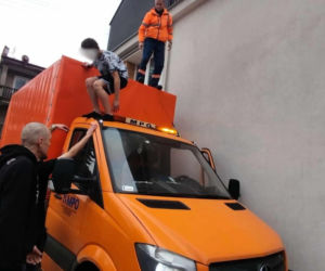 Pracownicy MPO Kraków uratowali dziecko z płonącego budynku