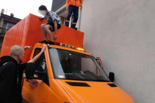 Pracownicy MPO Kraków uratowali dziecko z płonącego budynku