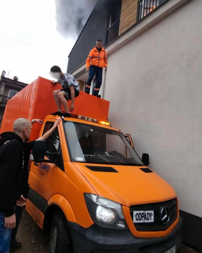 Pracownicy MPO Kraków uratowali dziecko z płonącego budynku