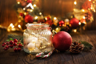 Świąteczne stroiki w szkle, na stół, z lampkami – jak zrobić? Modne stroiki 2025