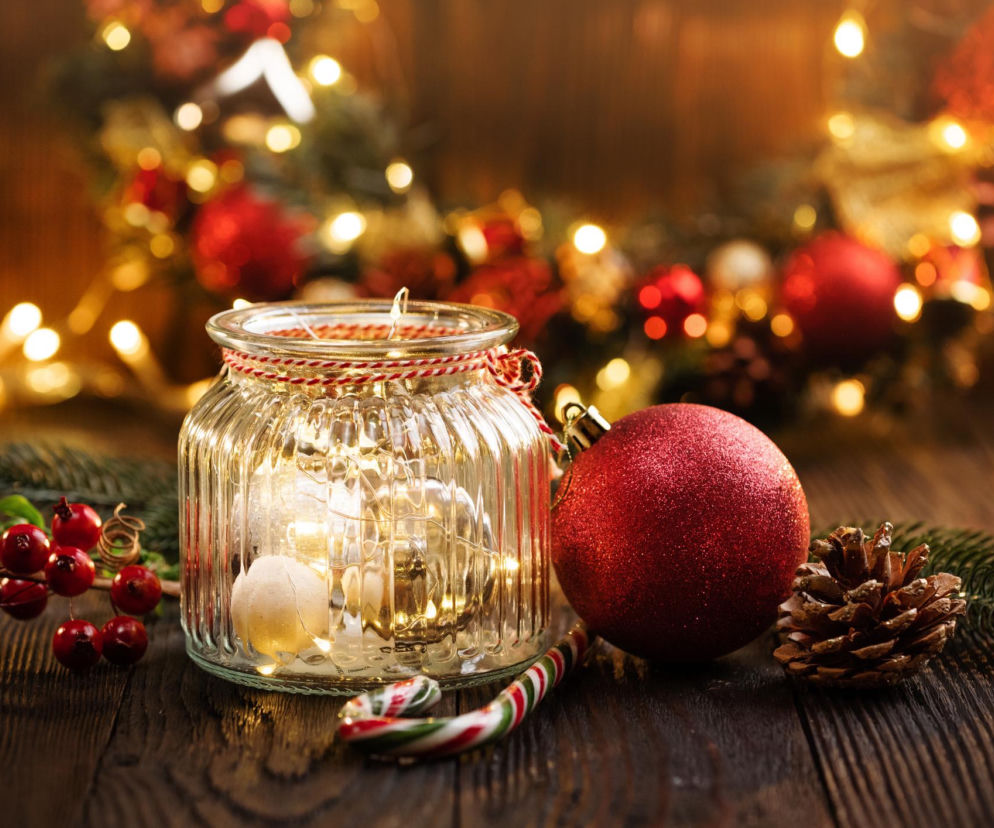 Pomysły na efektowne stroiki świąteczne w szkle 2025
