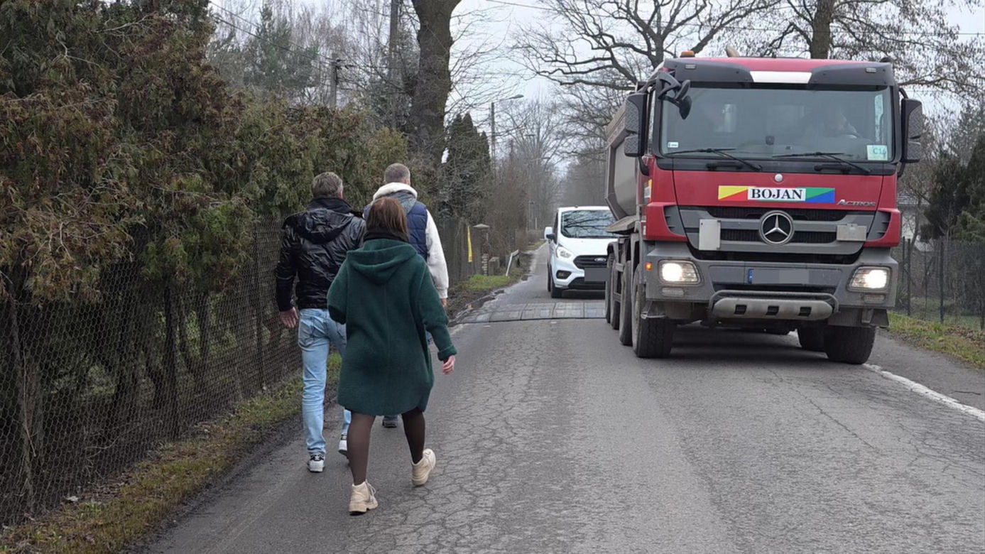 "Chcemy chodnika i autobusu". Mieszkańcy ul. Szamocin na Białołęce apelują do urzędników