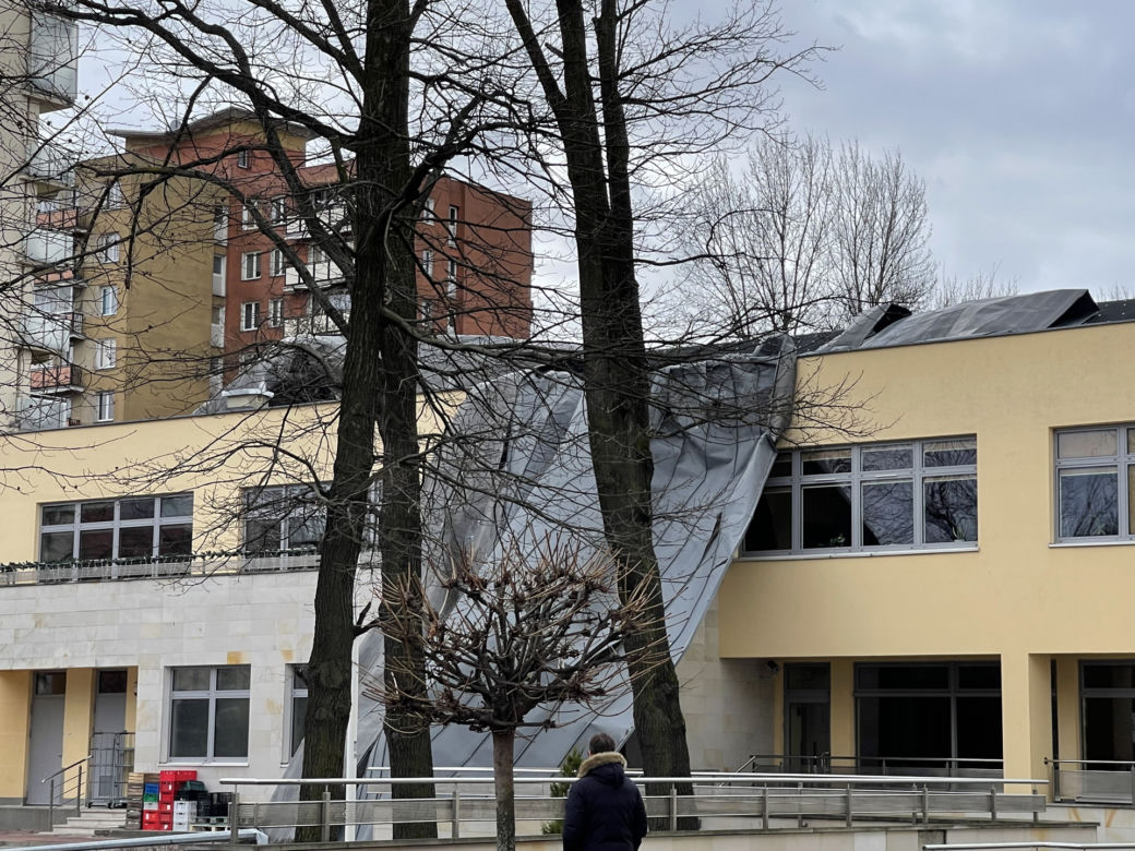 O krok od tragedii! Wiatr zerwał dach z budynku szkoły! [ZDJĘCIA]