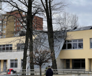 Wiatr zerwał dach z budynku szkoły. Trwa walka ze skutkami wichury