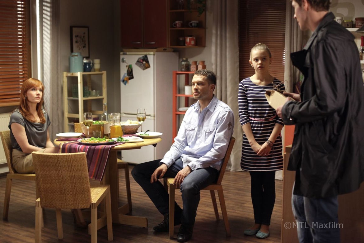 M jak miłość odc. 1003. Agnieszka (Magdalena Walach), Tomek (Andrzej Młynarczyk), Zosia (Julia Wróblewska), Marcin (Mikołaj Roznerski)