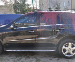 Oblał farbą mercedesa