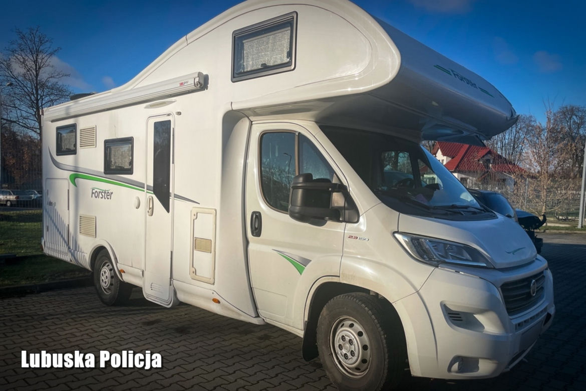 Pościg za złodziejem z Niemiec przerwany przez uszkodzenie auta! Do akcji ruszyli polscy policjanci [ZDJĘCIA]. 