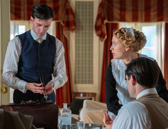 La Promesa, odcinek 355:  Śmierć Feliciano wstrząsa pałacem. Jana drży o życie gorączkującego Curra