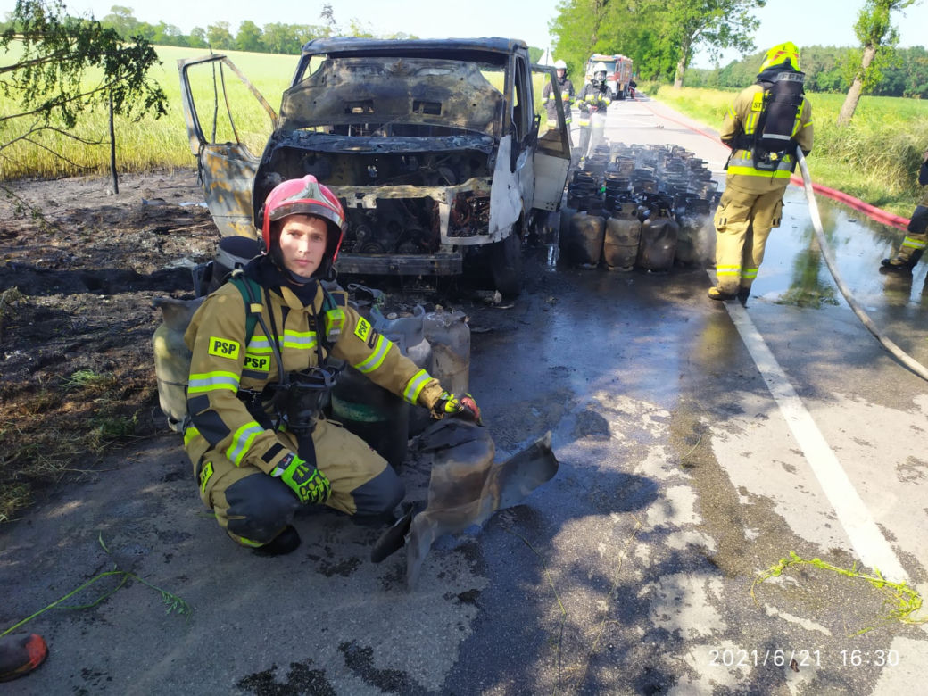 Pożar ciężarówki wiozącej 110 butli z gazem. Podczas akcji strażaków doszło do eksplozji!