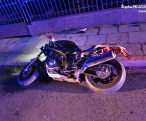 Racibórz: Nocny pościg ulicami miasta! Motocyklista wbił się w radiowóz 