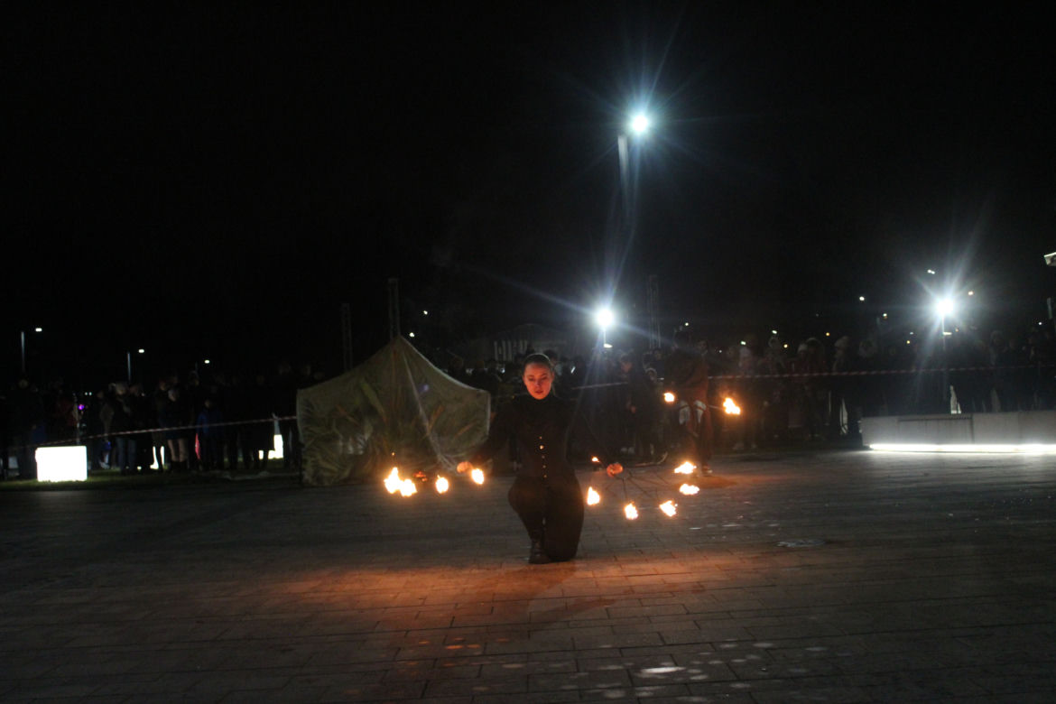 WOŚP 2023 w Krakowie: Fire Show w Nowej Hucie w wykonaniu grupy Spontan Fire