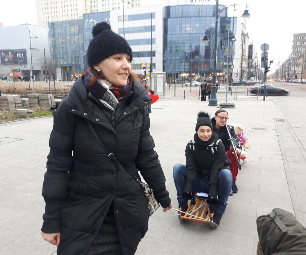 Skąd LUDZIE Z SANKAMI w centrum miasta?