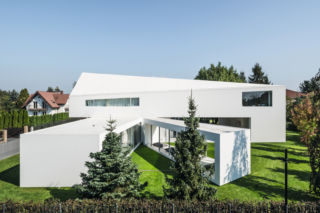 Dom, który podąża za słońcem, ma ruchomy taras, świeci bielą dachu i elewacji.  Ujmujące jest doświadczenie luksusu przestrzeni