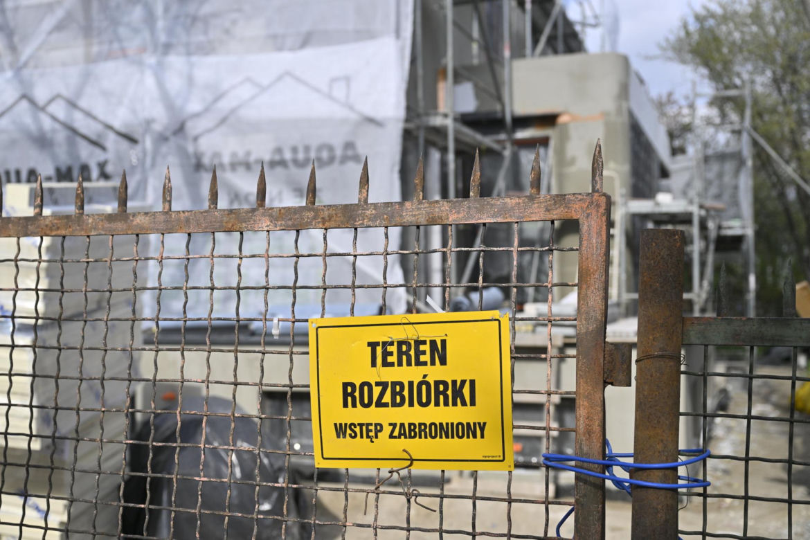 Niekończący się remont sąsiadów Kaczyńskiego