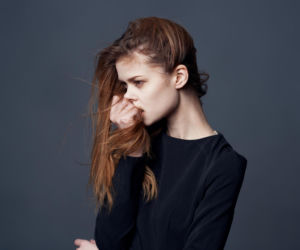 Włosy śmierdzą papierosami? Ten trik odświeży je bez mycia głowy w 2 minuty