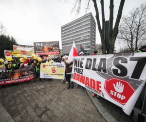 Protest ws. wariantów S7 przed siedzibą oddziału GDDKIA w Krakowie