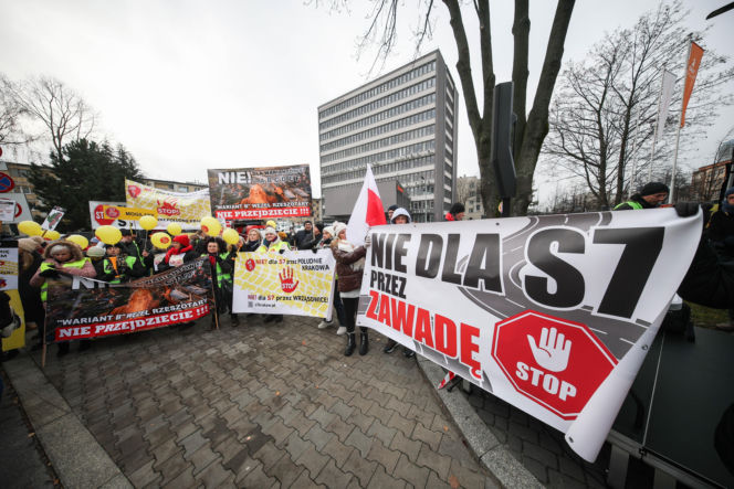 Protest ws. wariantów S7 przed siedzibą oddziału GDDKIA w Krakowie