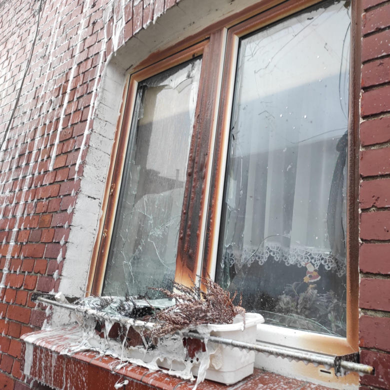 Auto spłonęło między budynkami mieszkalnymi w Braniewie