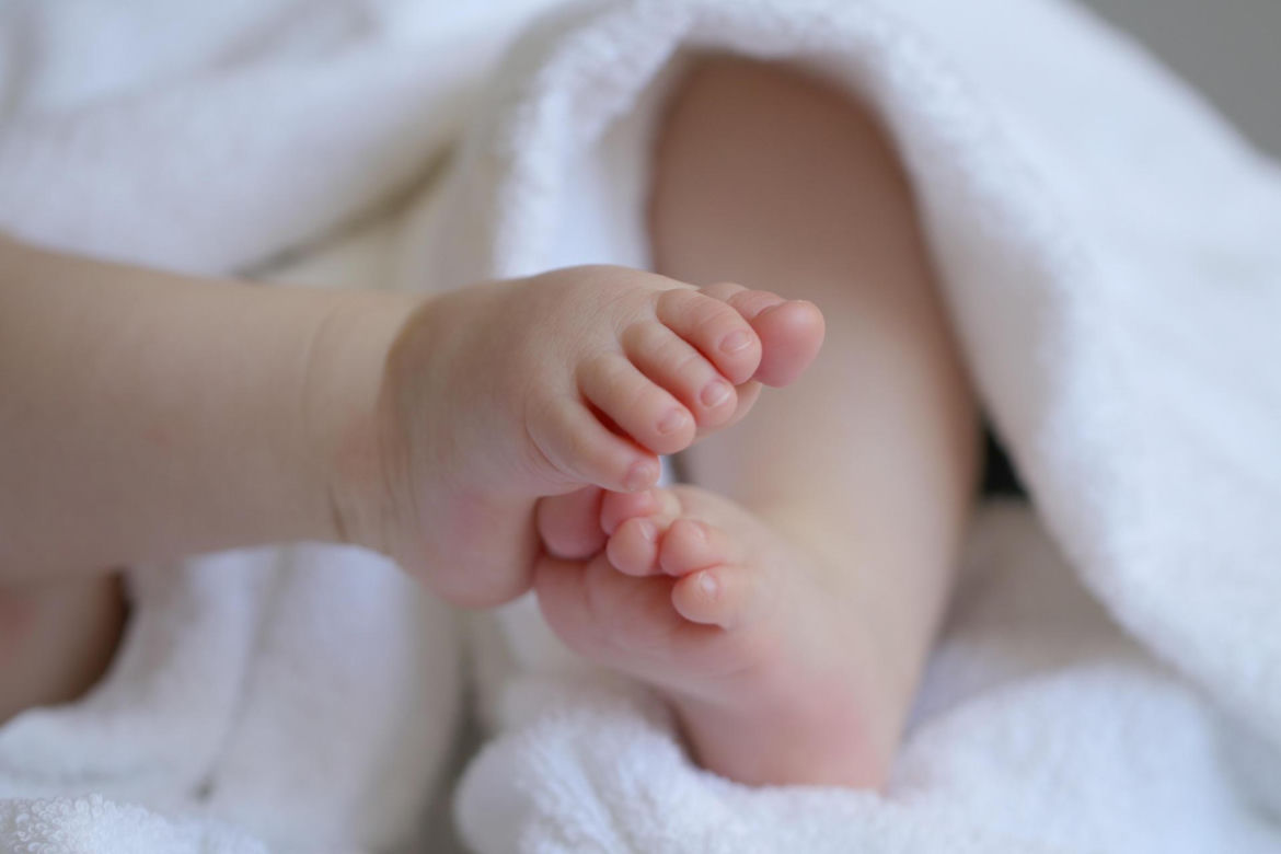 Niebezpieczne zdarzenie w Kujawsko-Pomorskiem. Cegły runęły na śpiące niemowlę po eksplozji pieca. Wybuch zniszczył ścianę sypialni