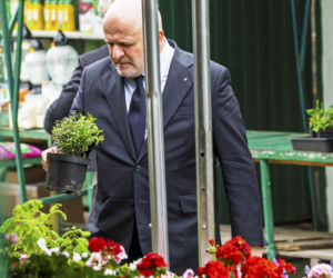 Paweł Kowal na bazarze